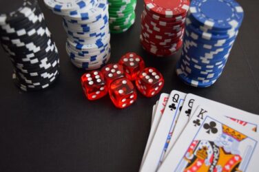 Advantages of playing online slot games over land-based casinos