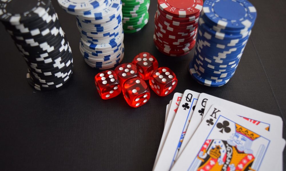 Advantages of playing online slot games over land-based casinos